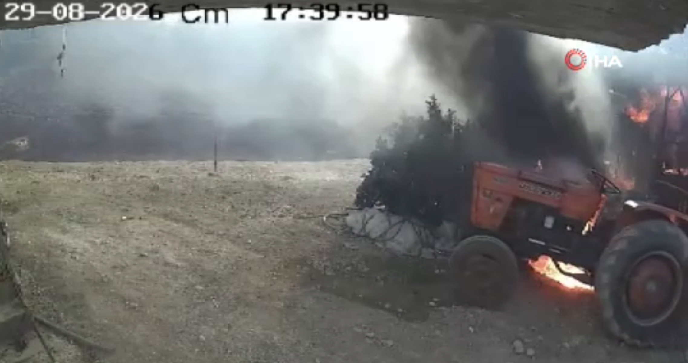 Park halindeki traktör kendi kendine çalışıp alev aldı