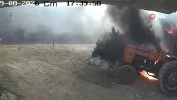 Park halindeki traktör kendi kendine çalışıp alev aldı