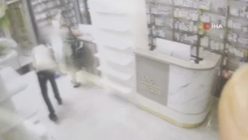 Eczanede "etek altı" skandalı. Gizlice çekerken yakalandı