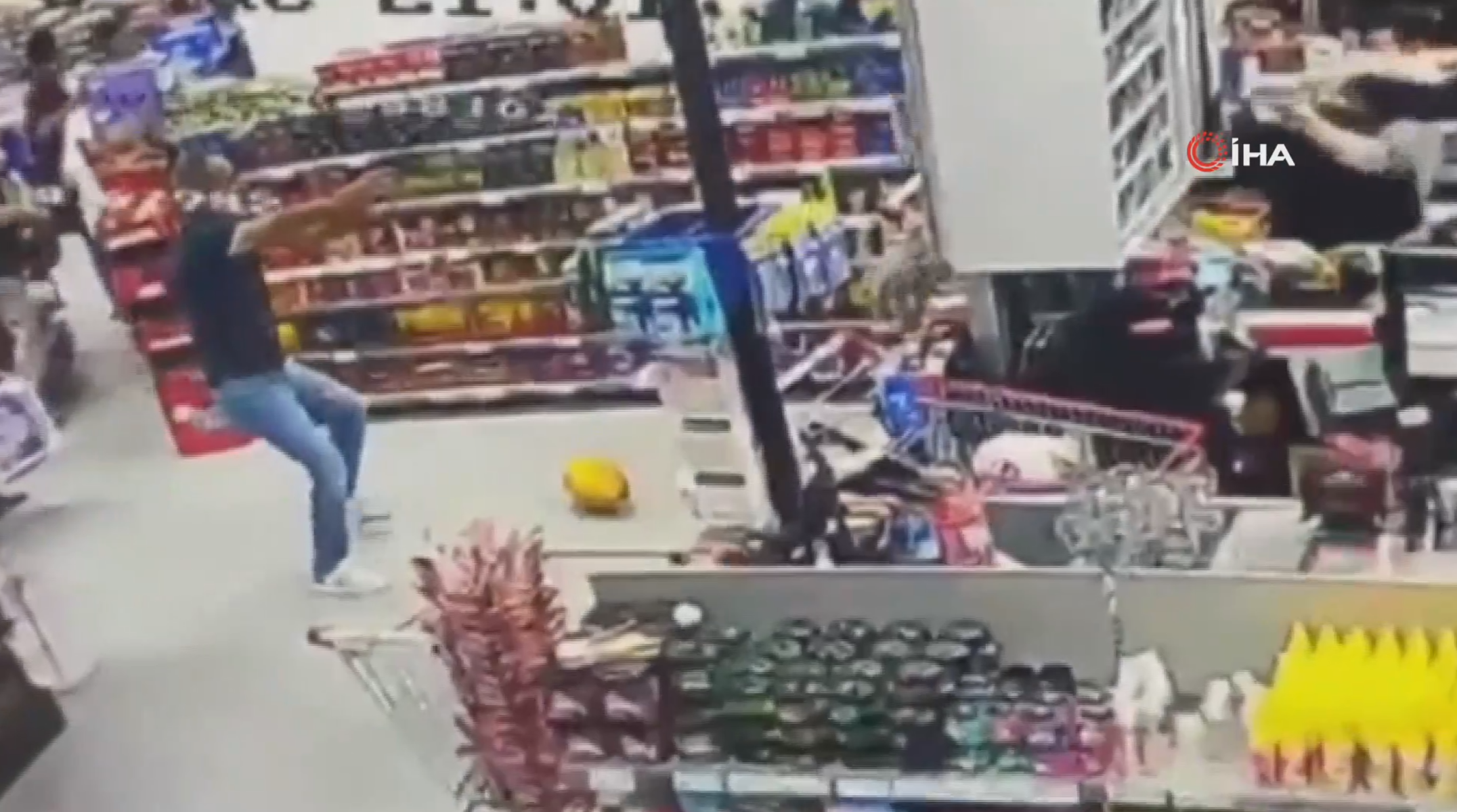 Markette silahlı kavga. Müşterilerin arasında birbirlerine kurşun yağdırdılar