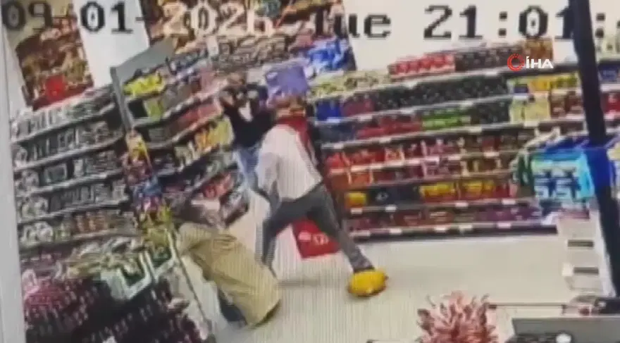 Markette silahlı düello. Müşterilerin arasında birbirlerine kurşun yağdırdılar 2 Markette silahlı düello. Müşterilerin arasında birbirlerine kurşun yağdırdılar 2