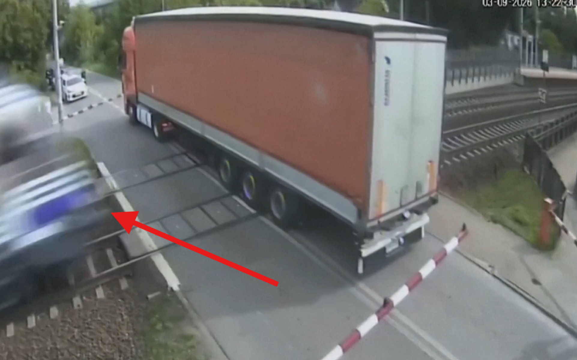 Polonya'da feci kaza: Yolcu treni TIR'ı paramparça etti!
