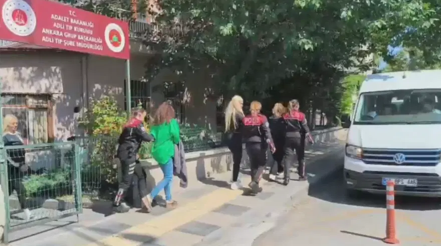 Sosyal medyada müstehcen içerik operasyonu. Tuğba Ekinci dahil 5 kişi gözaltına alındı 2 Sosyal medyada müstehcen içerik operasyonu. Tuğba Ekinci dahil 5 kişi gözaltına alındı 2