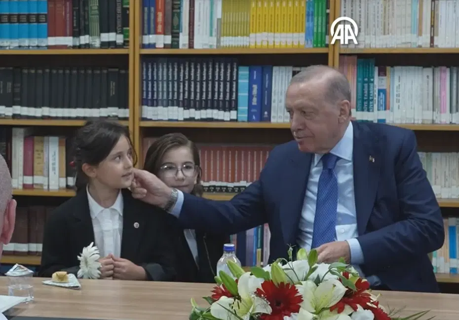 Cumhurbaşkanı Erdoğan öğrencilerle türkü söyledi