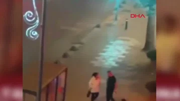 Eski nişanlısını sokak ortasında dövdü