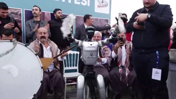 Teknofest'te renkli görüntüler. İnsansı robot halay çekti
