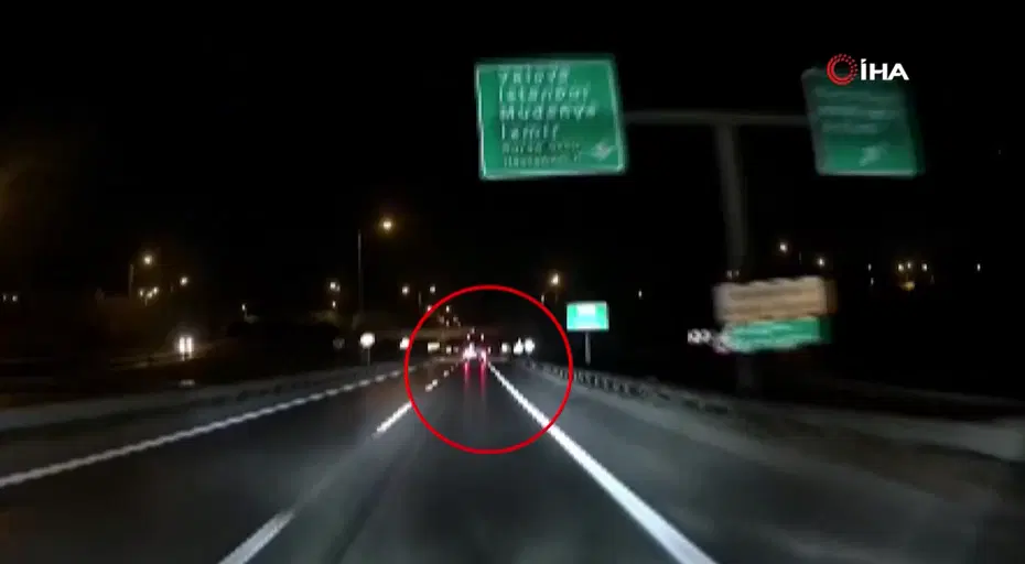 Otobüs şoförleri kazaya davetiye çıkardı. Yine geri manevra ve seyir halinde sürücü değişimi