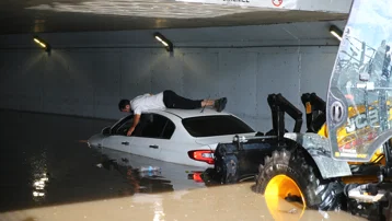 Adana'da sağanak, su baskınlarına neden oldu