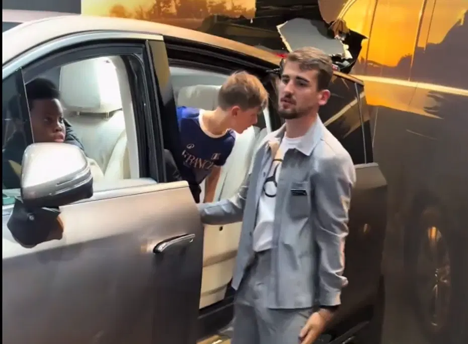 Küçük çocuk, fuardaki lüks Mercedes’i duvara çarptı: Marka inceleme başlattı