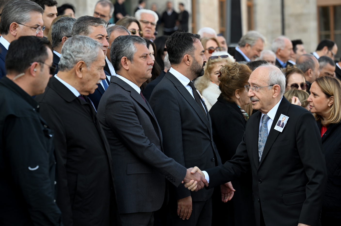 Gülay'ın Töreninde Özel ve Kılıçdaroğlu Tokalaştı
