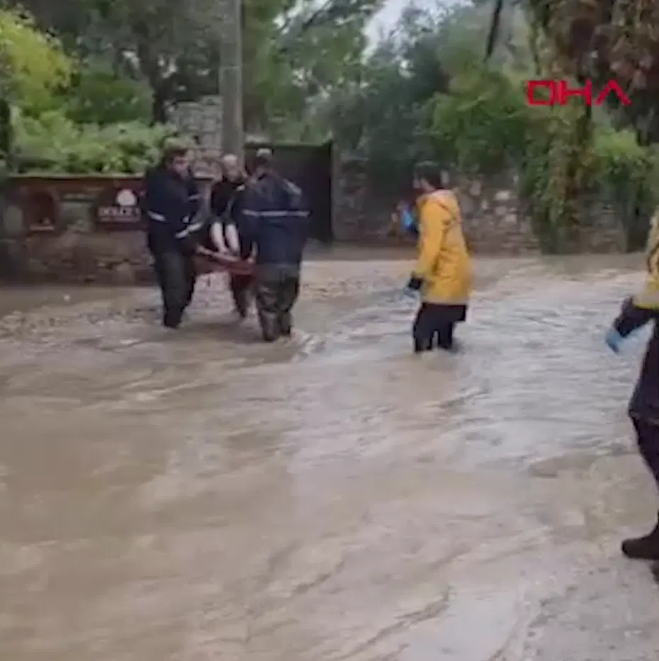 Bodrum'da sağanak: Mahsur kalan hamile kadın böyle kurtarıldı