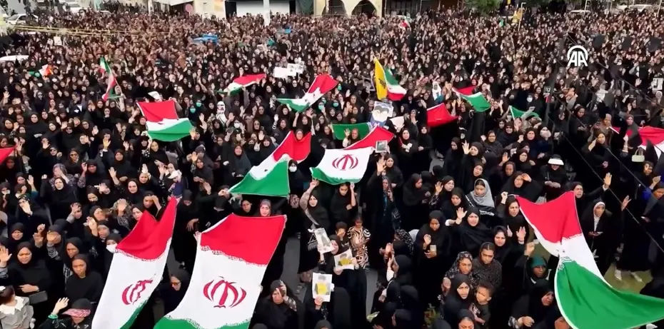 Ölen çocuklar için İran halkı sokakta