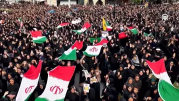 Ölen çocuklar için İran halkı sokakta