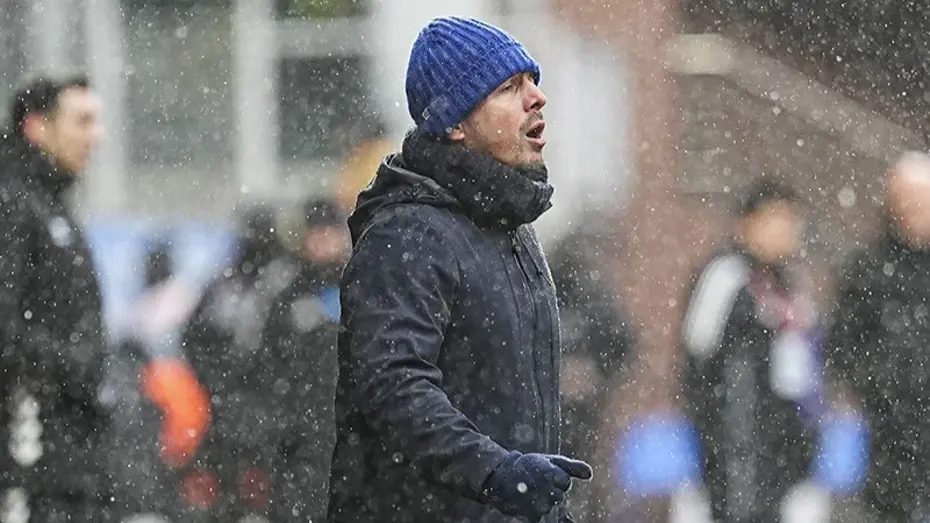 Emre Belözoğlu, maç sonu öğrencisinin biletini kesti. 