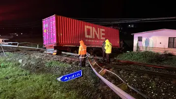 Aydın'da tren yoluna giren TIR'ın sürücüsü öldü