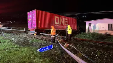 Aydın'da tren yoluna giren TIR'ın sürücüsü öldü