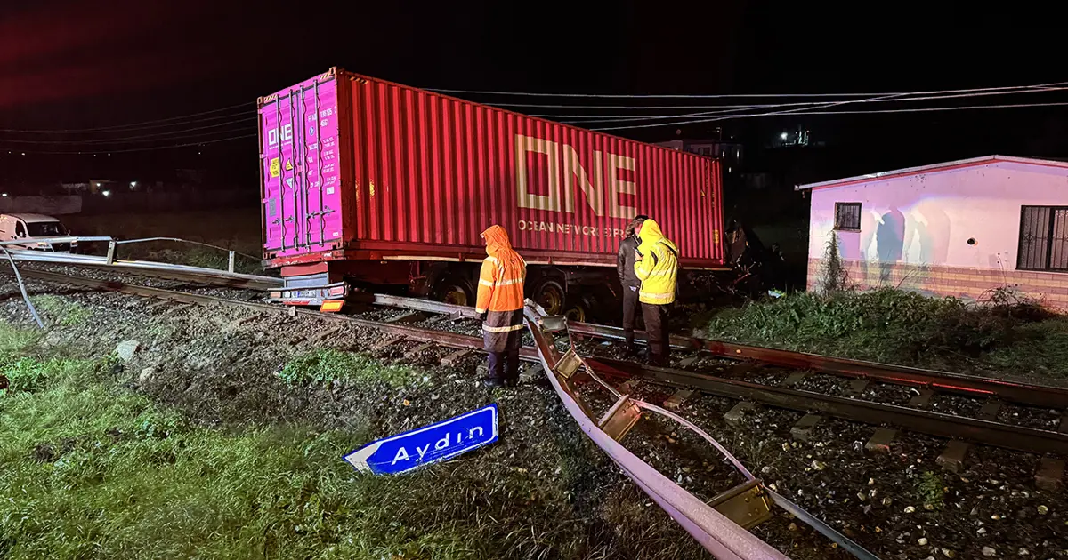 Aydın'da tren yoluna giren TIR'ın sürücüsü öldü