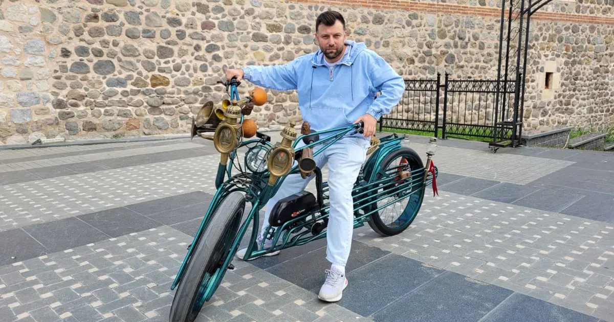 Eski parçaları kullanarak elektrikli bisiklet yaptı