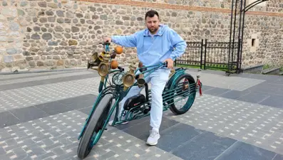 Eski parçaları kullanarak elektrikli bisiklet yaptı
