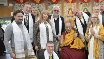 Estonyalı siyasetçilerin Dalay Lama ziyaretinde skandal. Vekiller sarhoş olunca siyasi kriz çıktı