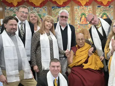 Estonyalı siyasetçilerin Dalay Lama ziyaretinde skandal. Vekiller sarhoş olunca siyasi kriz çıktı