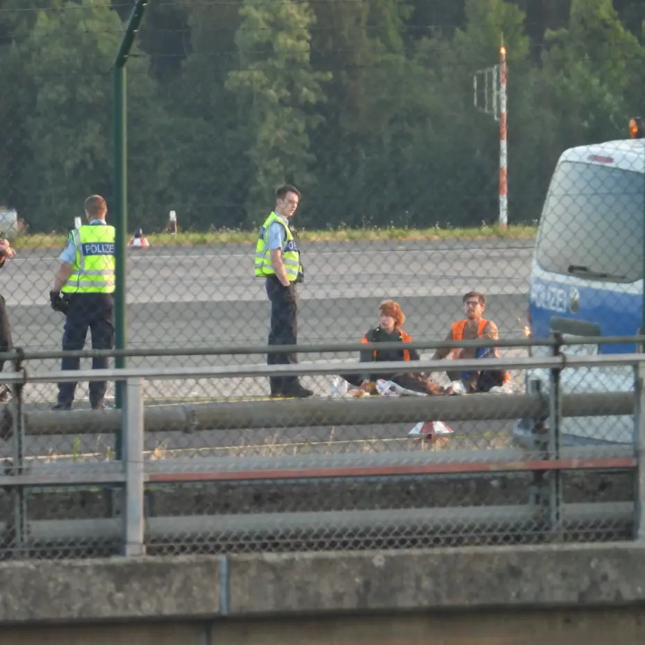 Almanya'da bir ilk: Aktivistlere 400 bin euro para cezası