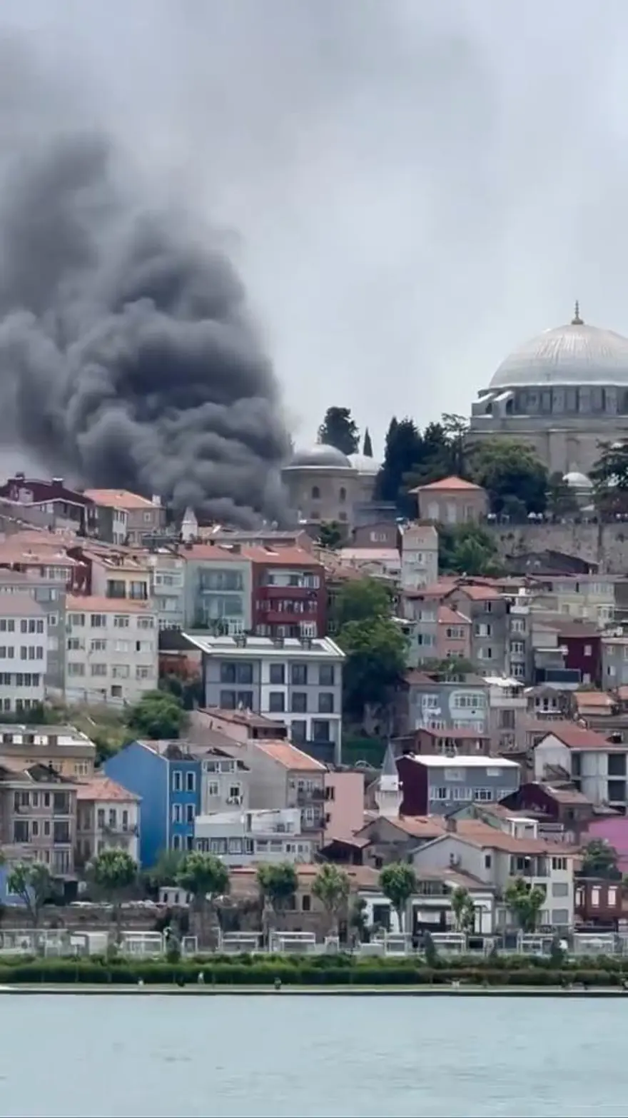 Balat'ta korkutan yangın. Dumanlar birçok yerden görülüyor 2