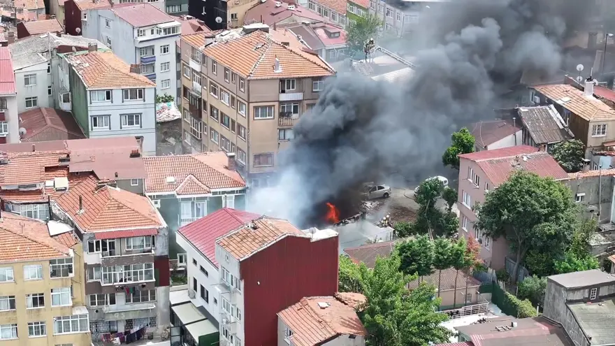 Balat'ta korkutan yangın. Dumanlar birçok yerden görülüyor 1