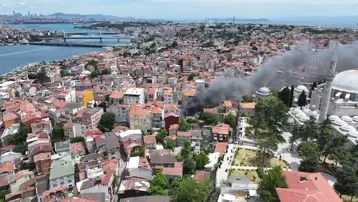 Balat'ta korkutan yangın. Dumanlar birçok yerden görülüyor