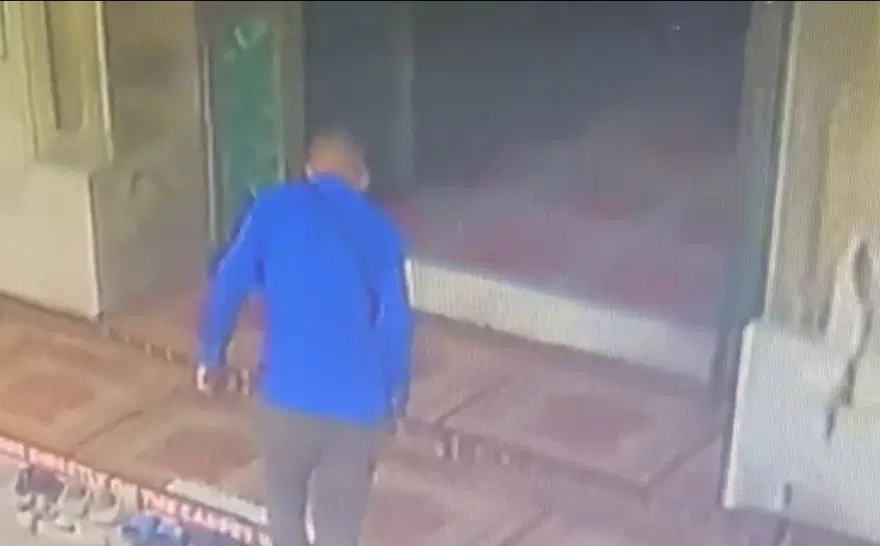 Namaz kılarken 450 bin lirasını çaldılar. Fatih'teki tarihi camide hırsızlık 2 Namaz kılarken 450 bin lirasını çaldılar. Fatih'teki tarihi camide hırsızlık 2