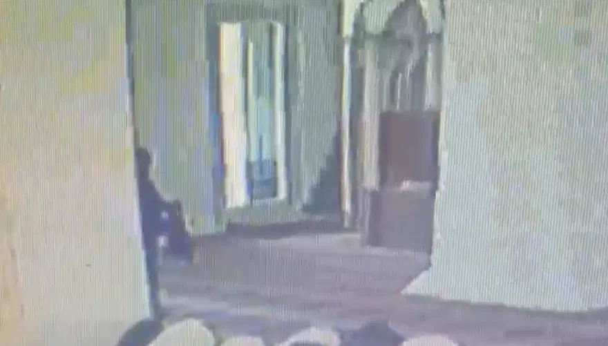 Namaz kılarken 450 bin lirasını çaldılar. Fatih'teki tarihi camide hırsızlık 1 Namaz kılarken 450 bin lirasını çaldılar. Fatih'teki tarihi camide hırsızlık 1