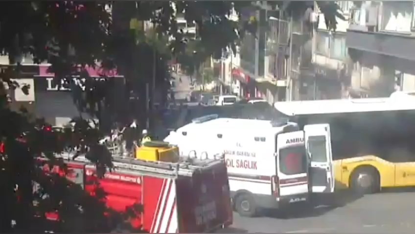 İstanbul'da İETT otobüsü ile ambulans çarpıştı. Yaralılar var