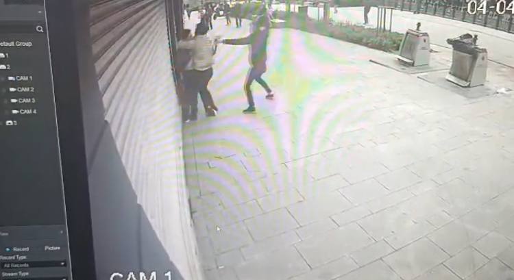 İstanbul'da iki kardeşi sokak ortasında sopayla dövdü