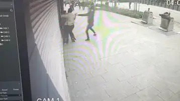 İstanbul'da iki kardeşi sokak ortasında sopayla dövdü