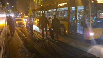 İnşaat demiri İETT otobüsünden içeri girdi. Kadın yolcunun ayağına saplandı