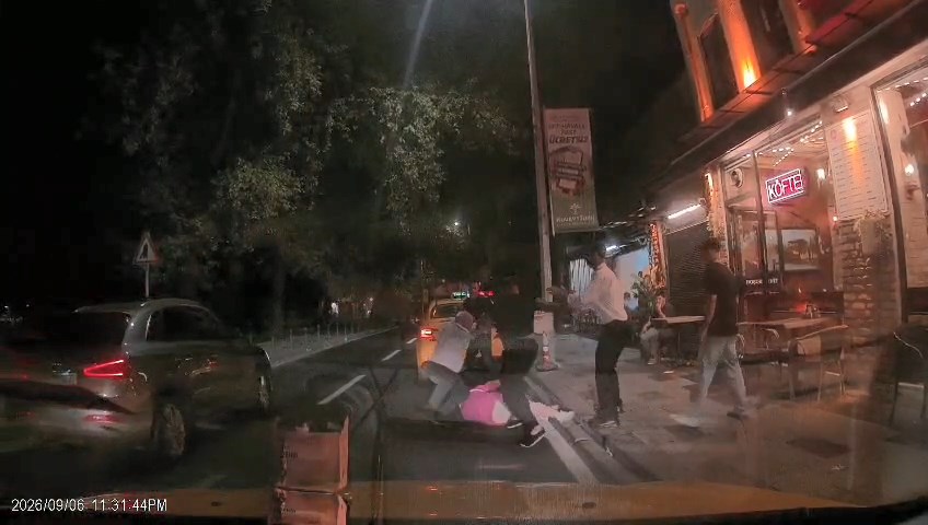 Fatih'te taksi şoförü ücrette anlaşamadığı yolcuları araçtan indirip darp etti