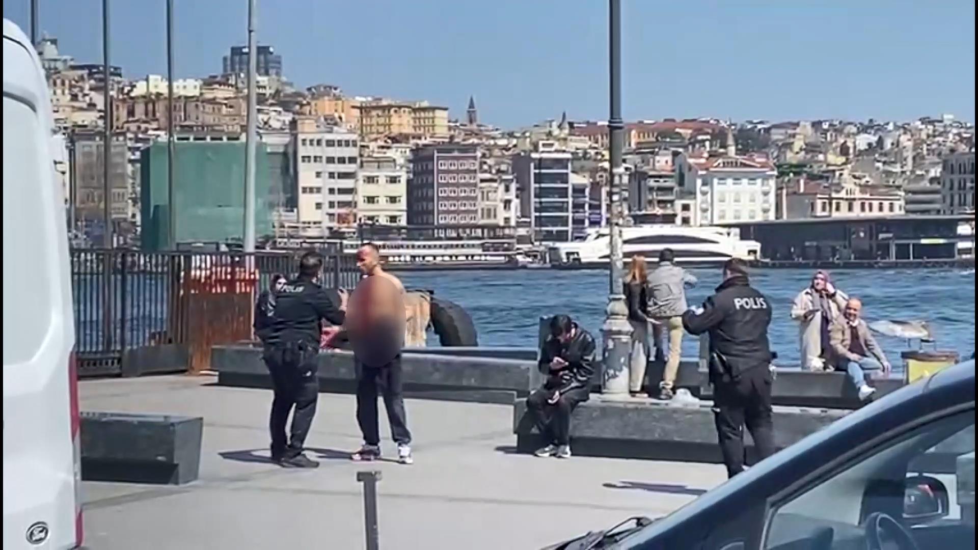 Sirkeci sahilinde dehşet anları. Büfeden döner bıçağını kaptı boğazını kesti