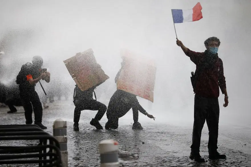 Macron, Fransa'daki liseli protestolarının siyasi odaklarca istismar edildiğini savundu