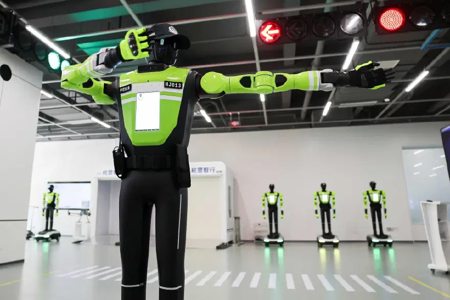 Çin sokaklarında robot polisler trafik denetimine başladı 3