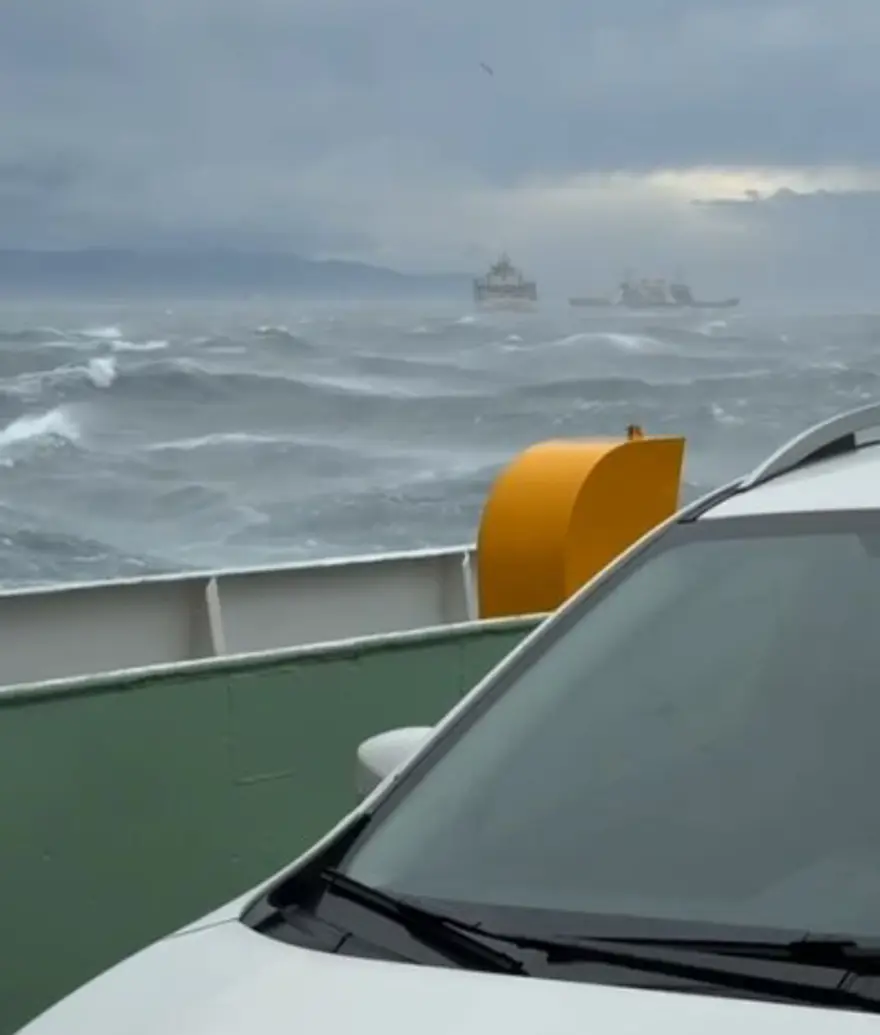 Fırtınada sürüklenen arabalı feribot iskeleye döndü, yolcular tahliye edildi 3