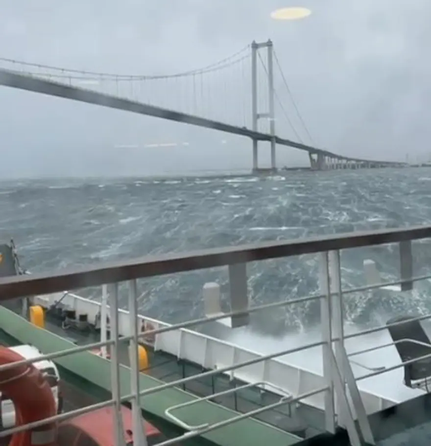 Fırtınada sürüklenen arabalı feribot iskeleye döndü, yolcular tahliye edildi 2