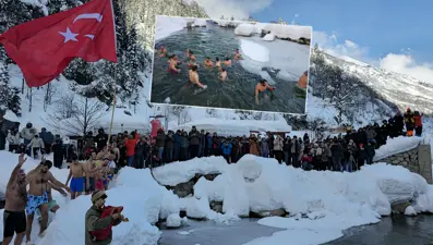 Rize'de titreten şenlik. Buz gibi suda yüzdüler