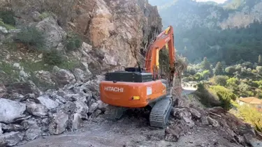 Yamaçtan kayalar düştü, yol kapandı