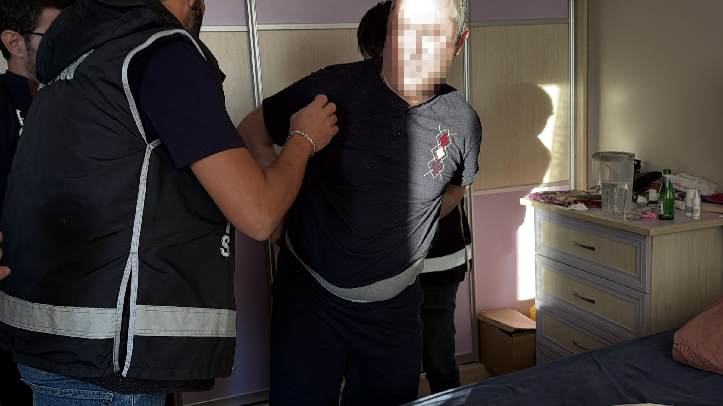 Çamaşır makinesinin arkasındaki gizli bölmede yakalandı