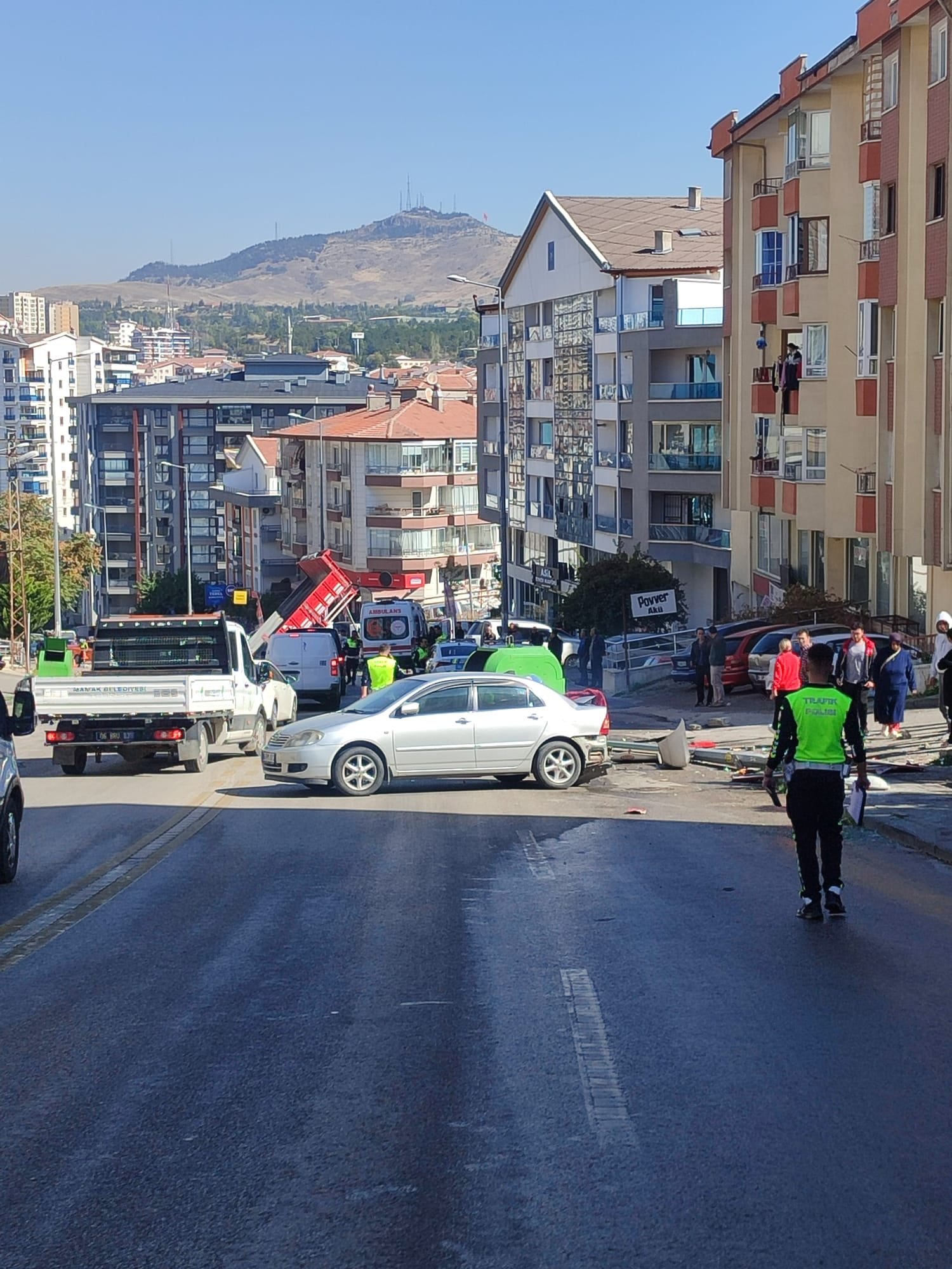 Freni boşalan kamyonet, park halindeki 3 araca çarptı