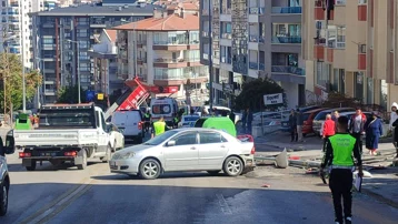 Freni boşalan kamyonet, park halindeki 3 araca çarptı
