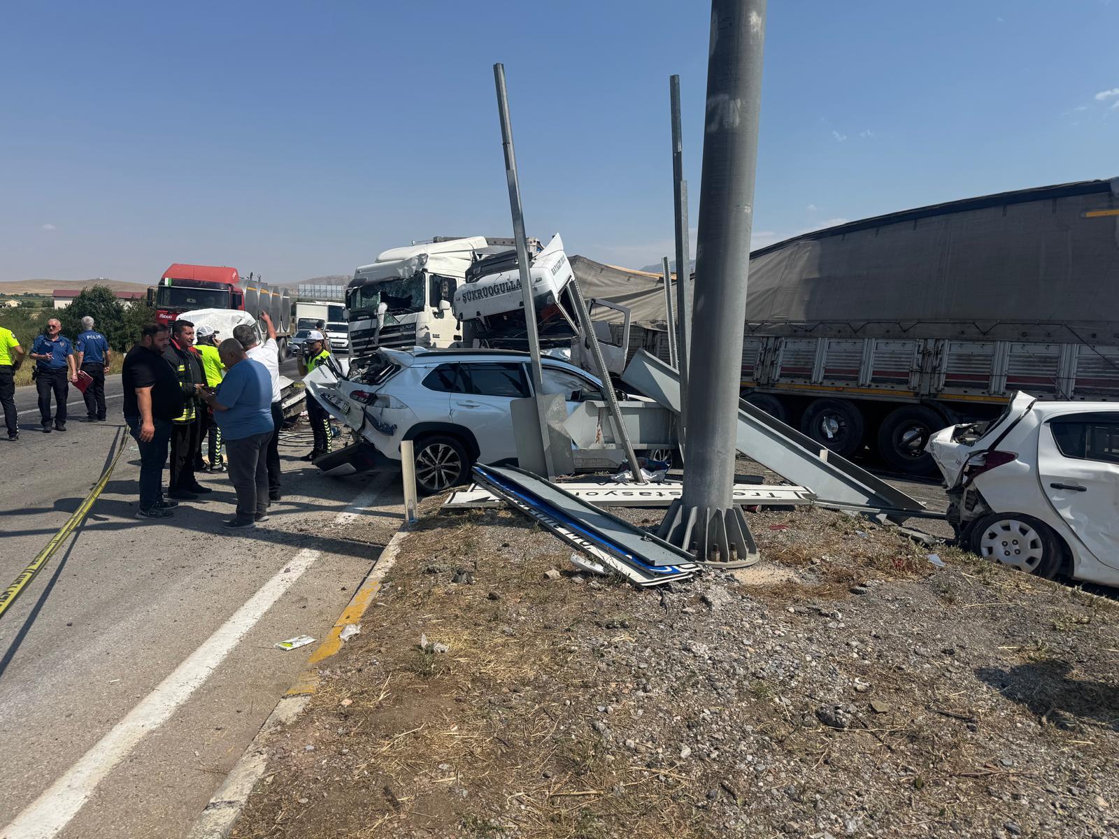Freni boşalan tır kırmızı ışıkta bekleyen araçlara çarptı. 1 ölü, 9 yaralı