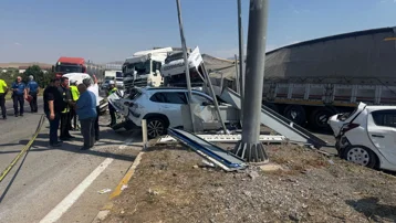 Freni boşalan tır kırmızı ışıkta bekleyen araçlara çarptı. 1 ölü, 9 yaralı
