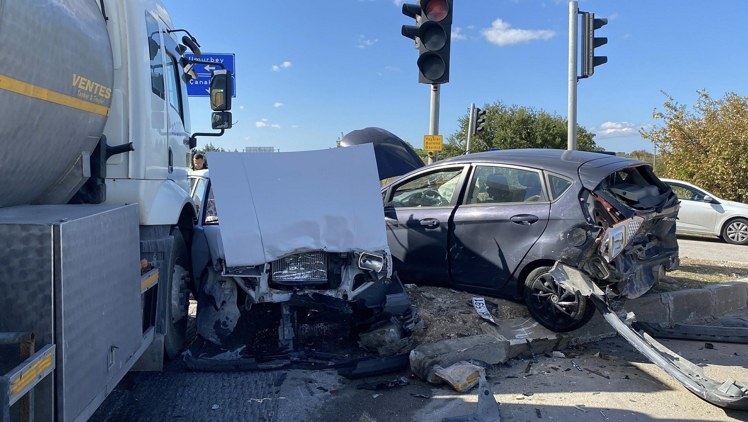 Freni boşalan tanker ışıkta bekleyen 4 otomobile çarptı. 4 yaralı