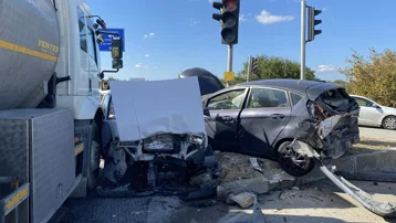 Freni boşalan tanker ışıkta bekleyen 4 otomobile çarptı. 4 yaralı